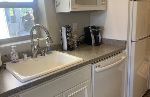 Roseville Cottage | Private 1-bedroom Guest House in West Roseville