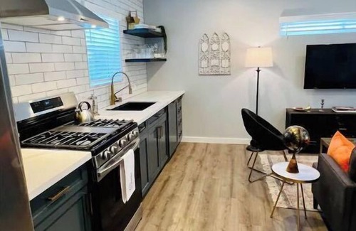 East Pasadena House | Private 1BD+1BA House w/Full Kitchen + free parking
