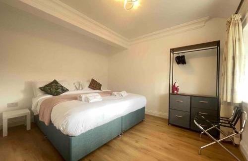 Potters Bar Apartment | Private 2 Bed Guest House - Van Parking, M25 & A1 connections