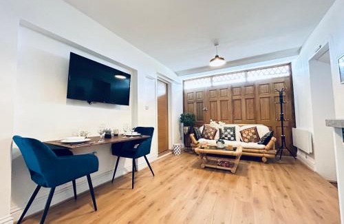 Potters Bar Apartment | Private 2 Bed Guest House - Van Parking, M25 & A1 connections