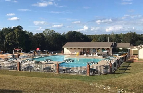 New London House | Private 2-bedroom camper at lakefront resort with wifi, pool, beach, mini golf