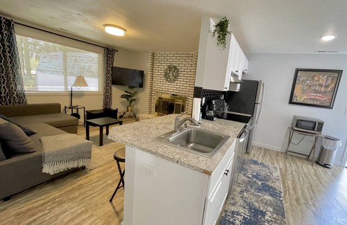 Evergreen Apartment | Private 2 bedroom Guest Suite - pet friendly