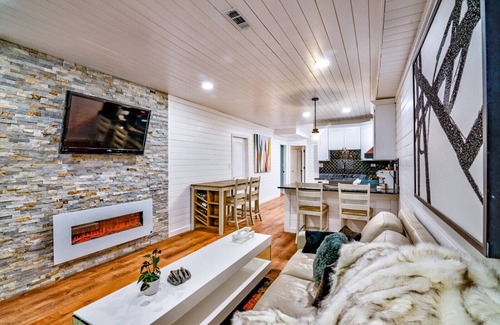 Seymour Apartment | Private 2 Bedroom Luxury Private Suite at Sugarloaf Mountain Lodge.