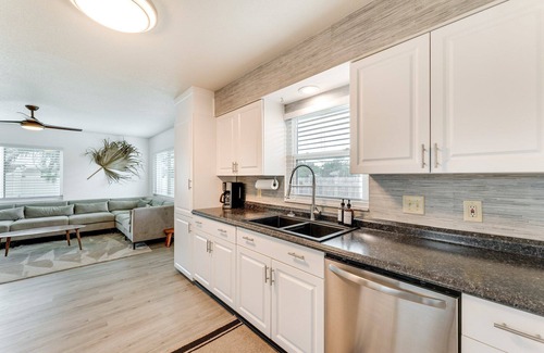 Laurel House | Private 3 bed 2 bath gorgeous pool home 10 min to Siesta Key Beach!
