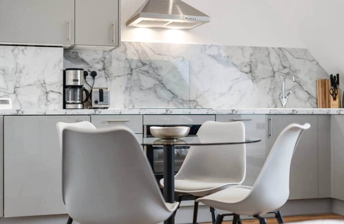 Junction Apartment | Private 3-Bedroom Duplex Flat/15 mins to Central