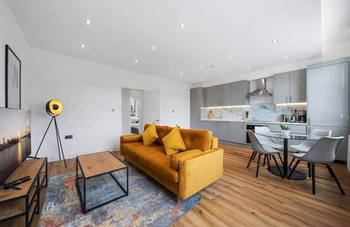 Junction Apartment | Private 3-Bedroom Duplex Flat/15 mins to Central