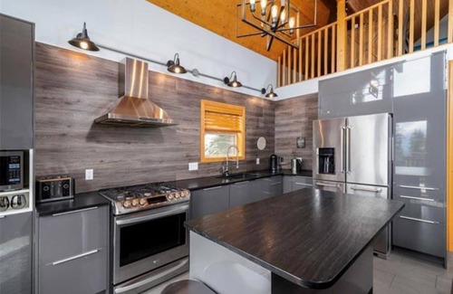 Snow Pine Estates Ski Chalet | Private 3 bedroom plus loft Ski Chalet with Hot tub