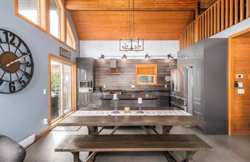 Snow Pine Estates Ski Chalet | Private 3 bedroom plus loft Ski Chalet with Hot tub