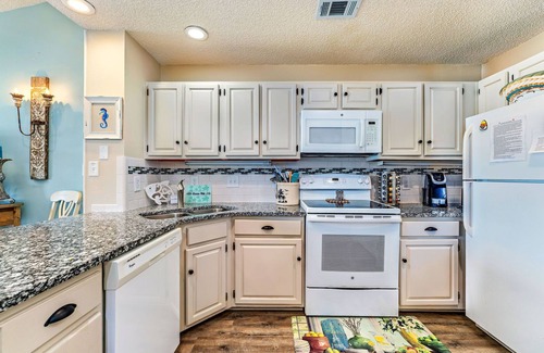 East End House | Private 300 Ocean Mile Community with Pool