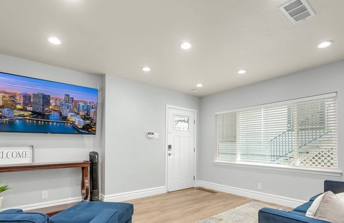 Tower District House | Private 4 Guest Home W/ King Bed & Fast WiFi