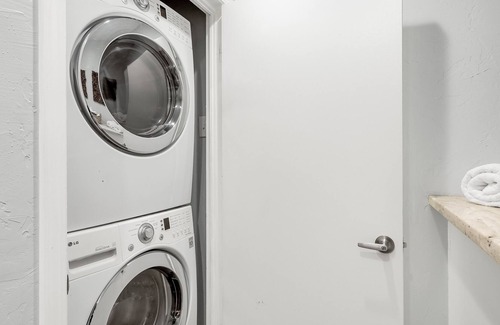 Tower District House | Private 4 Guest Home W/ King Bed & Fast WiFi