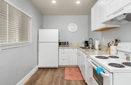 Tower District House | Private 4 Guest Home W/ King Bed & Fast WiFi