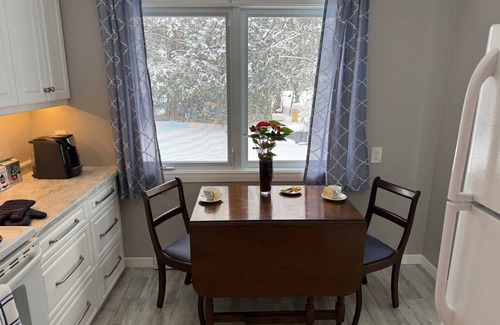 Big Bay Point House | Private and Cozy getaway 2 minutes drive to Friday Harbour -1 hour from Toronto!