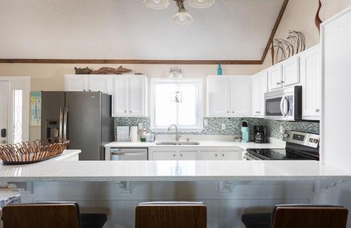 Sea Retreat House | Private and Quiet Family Retreat - Steps to the Beach