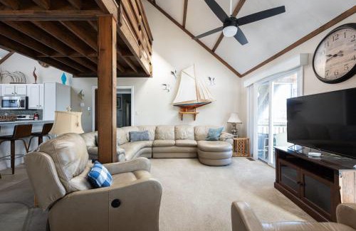 Sea Retreat House | Private and Quiet Family Retreat - Steps to the Beach