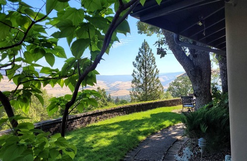 Ashland Apartment | Private and quiet luxury studio suite on three acres overlooking Ashland.