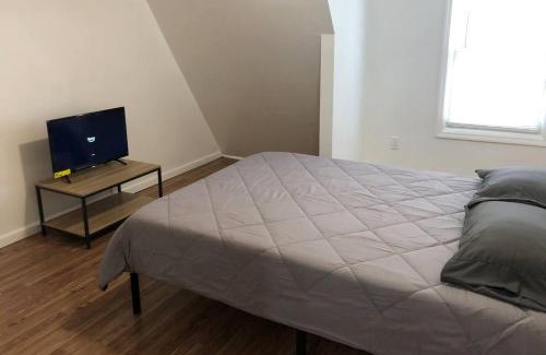 Weequahic Apartment | Private apartment with 3 bedrooms and 1 bathroom near Newark International Airport EWR and New York City