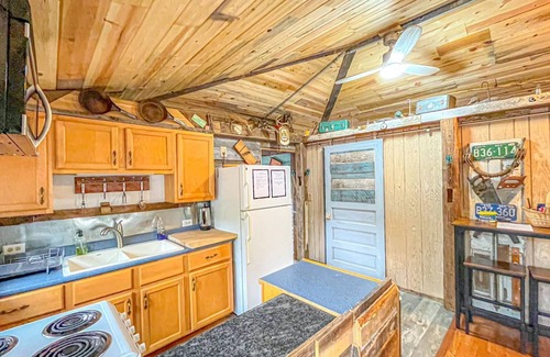 Oxford Cabin | Private,backyard BBQ,campfire, kayak,fish,Wis Dells,UTV,hike,winery,swim,pets,