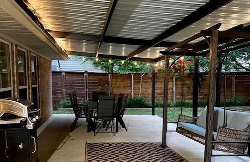 Irving House | Private Backyard - Beautiful 3 BR, Expansive Patio, Grill
