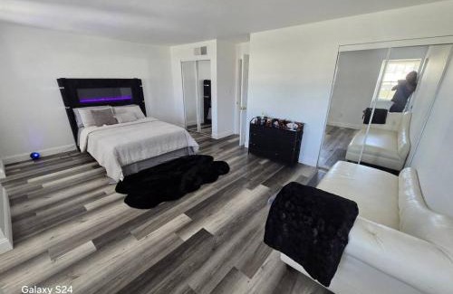Burlington Apartment | Private Balcony-Pet Friendly -City Access -Gaming