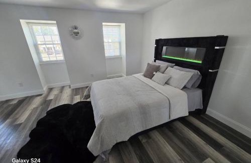 Burlington Apartment | Private Balcony-Pet Friendly -City Access -Gaming