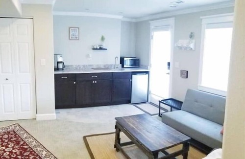 Woodland Park House | Private Basement with KING bed,near park & downtown