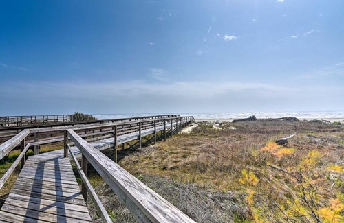 Freeport House | Private Beach and Oceanfront Balcony Freeport Home