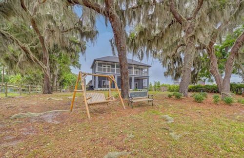 Summerfield House | Private Beach at Lakefront Summerfield Getaway!