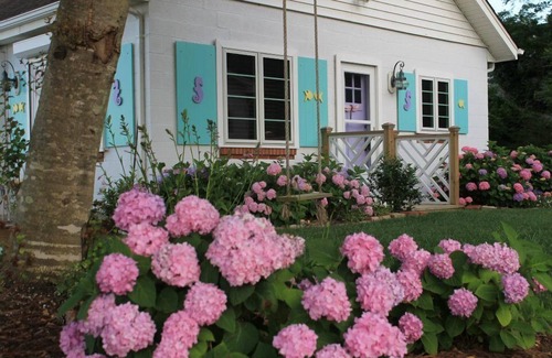 Surry Cottage | Private Beach Cottage -Labor Day Rate - James River - Ferry End Cottages