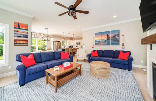 Miami Park House | Private Beach, Hot Tub, Basketball Court, Fire Pit, Screened Porch & SO Much More!