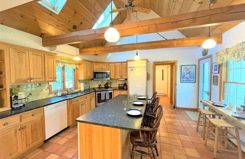 Brewster House | Private beach, hot tub, and dog friendly – The Keeper!