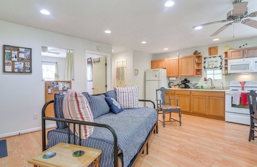 Galveston Apartment | Private Beach Pass: Cozy Galveston Apartment!