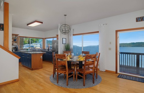 Hoodsport House | Private Beach | Pick your own Oysters | Kayaks | Firepit