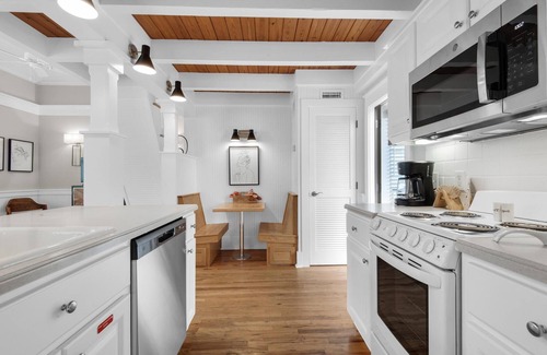 Rosemary Beach Cottage | PRIVATE BEACH/POOL ACCESS-Cozy Getaway-One minute to the Beach! 2bikes