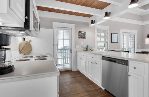 Rosemary Beach Cottage | PRIVATE BEACH/POOL ACCESS-Cozy Getaway-One minute to the Beach! 2bikes