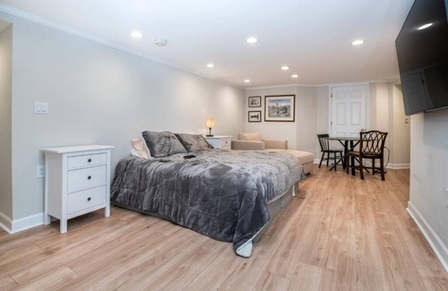 North Side House | Private Bedroom #3 and Bath 26 Min to NYC!