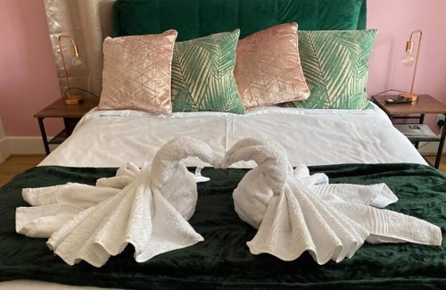 Broadstone House | Private Bedroom in a quiet neighbourhood