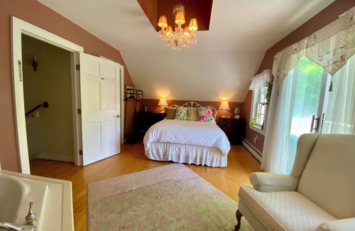 Guilford Bed & Breakfast | Private bedroom in the Green River Bridge Inn. A full breakfast is included.