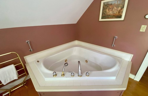 Guilford Bed & Breakfast | Private bedroom in the Green River Bridge Inn. A full breakfast is included.