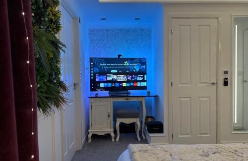 Salford House | Private Bedroom in Unique Luxury House, Salford, Manchester