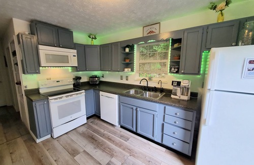 Seymour Cottage | Private/Between PF & Knox/DOG friendly/creek/large yard