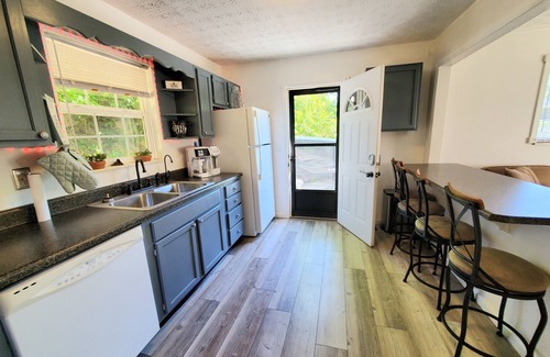 Seymour Cottage | Private/Between PF & Knox/DOG friendly/creek/large yard
