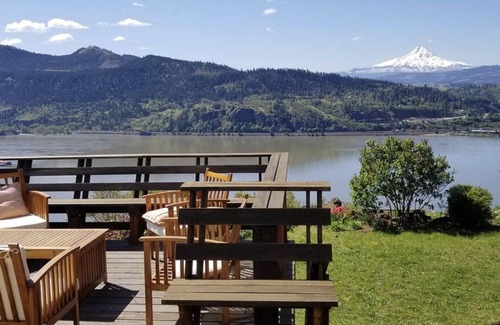 White Salmon House | Private Bluff Home with Outstanding Mt. Hood views!