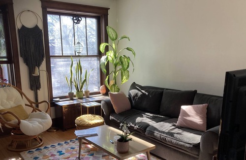 Uptown Condo | PRIVATE Boho vintage condo with sunrooms and plants in Historic Andersonville