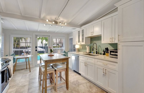 Sunshine Park House | Private Boutique nBungalow Resort/KING Beds/Heated Salt Water Pool/Tiki/BBQ