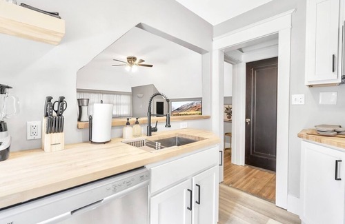 Front Park Apartment | Private Buffalo Guest Retreat Minutes to Downtown!