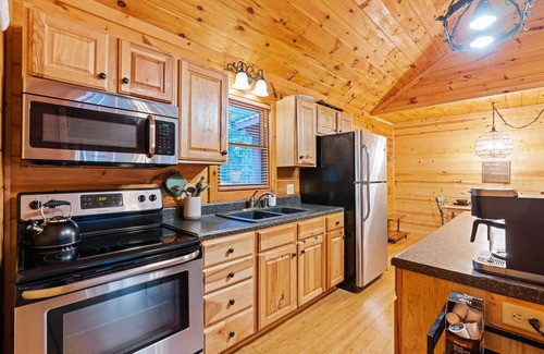 Blue Ridge Cabin | PRIVATE cabin close to Blue Ridge and Ellijay HOT TUB + OUTDOOR FIREPLACE