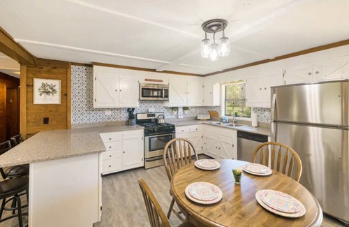 Wildwood Cabin | Private Cabin - Pets Welcome - Large Outdoor Space - Hiking - Chattanooga - Cloudland Canyon