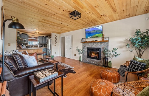 Sevierville Cabin | Private cabin with amenities ⭐️Location⭐️Spa Pool⭐️Hot tub⭐️Firepit⭐️Pets