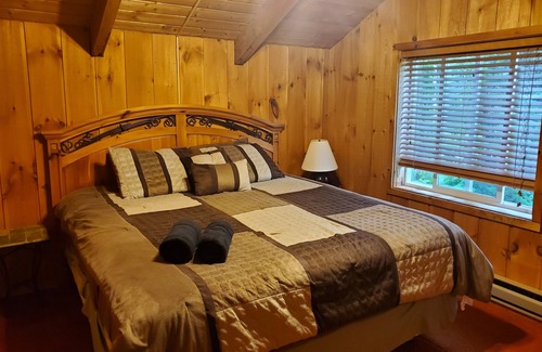 West Dover House | Private Chalet located 8 minutes from Mt. Snow and close to golf and hiking.